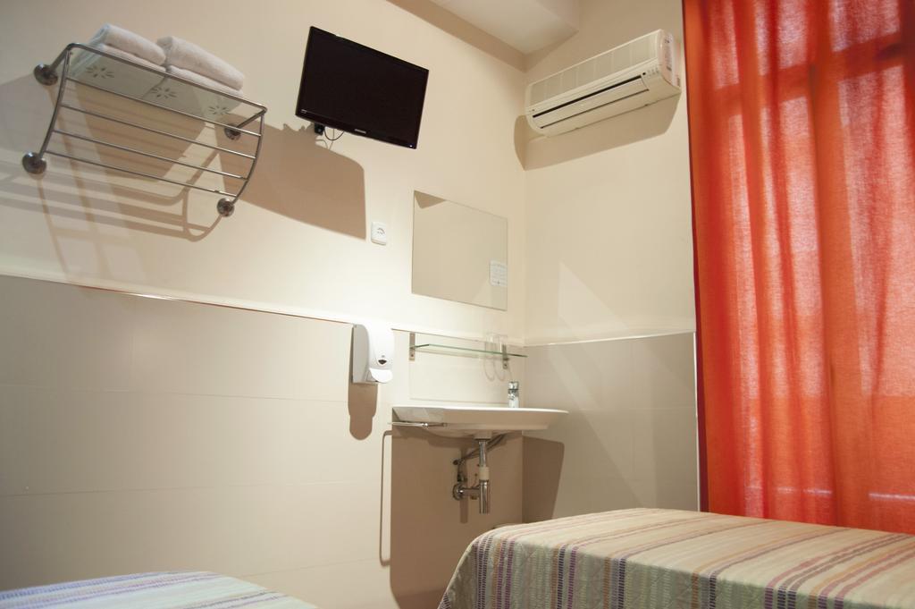 Be Ramblas Guest House Barcelona Exterior photo